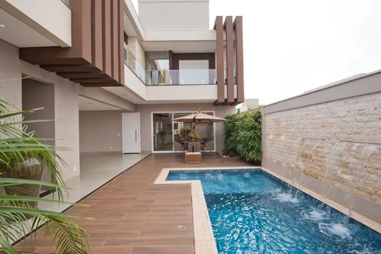 Projeto de arquitetura em Rio Brilhante MS - Juliana Saraiva Fachada de residência de alto padrão com piscina, projeto de arquitetura em Rio Brilhante MS