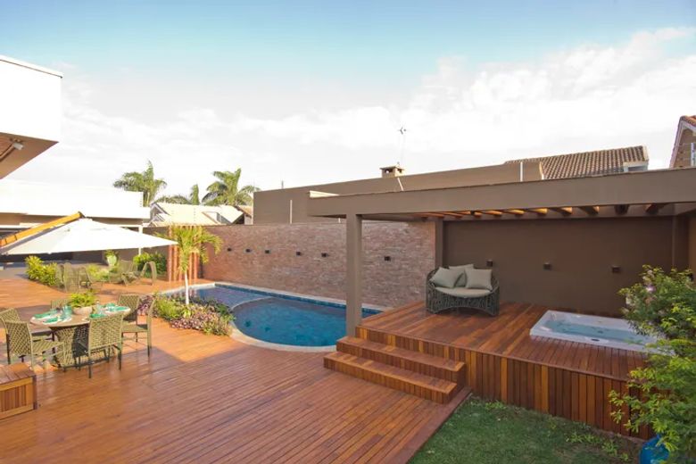 Projeto de arquitetura em Rio Brilhante MS - Juliana Saraiva Área externa com piscina de residência de alto padrão, projeto de arquitetura em Rio Brilhante MS